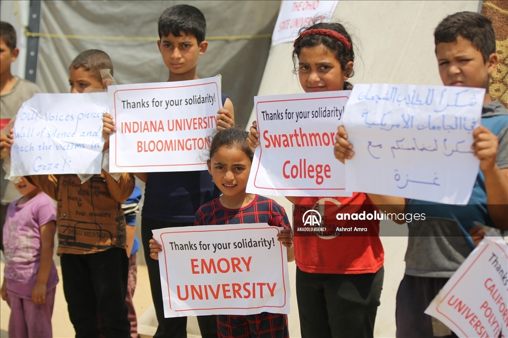 أطفال غزة يحملون لافتات شكر للجامعات الأمريكية على دعمهم  للفلسطينيين