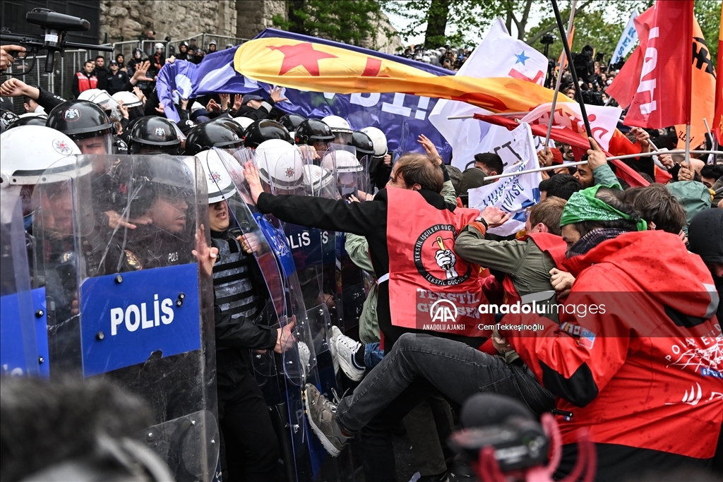 Göstericiler polise taş ve bayrak sopasıyla saldırdı