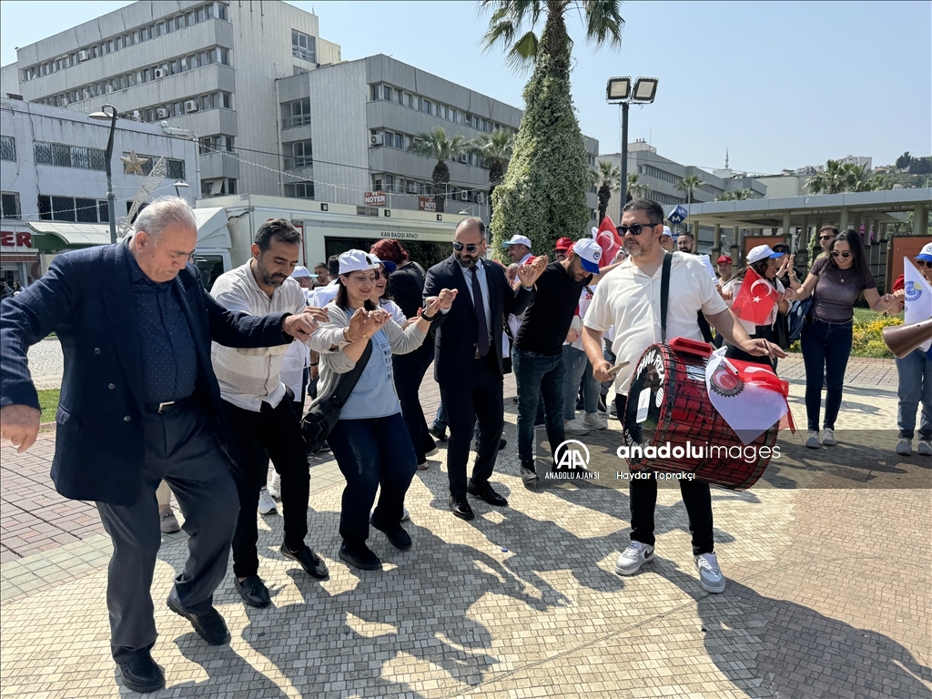 Hak-İş İzmir İl Başkanlığı 1 Mayıs'ı Konak'ta kutladı