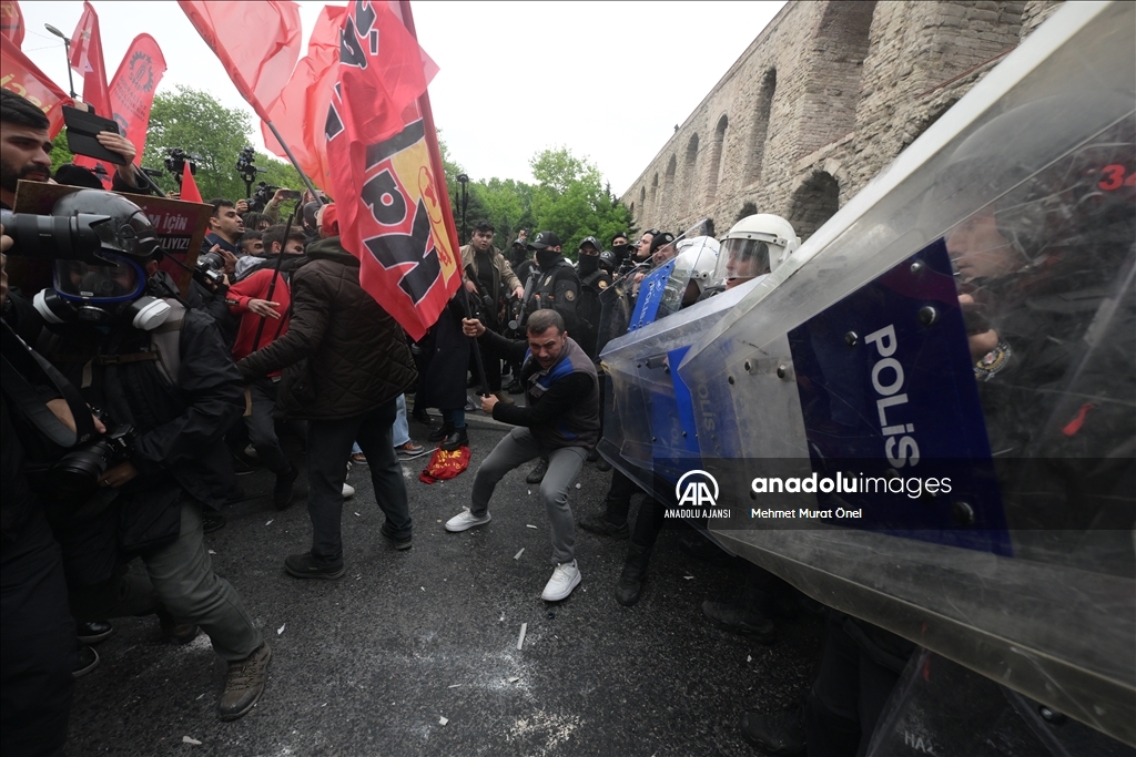 Göstericiler polise taş ve bayrak sopasıyla saldırdı