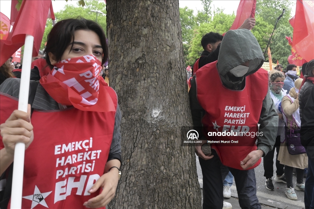 Göstericiler polise taş ve bayrak sopasıyla saldırdı