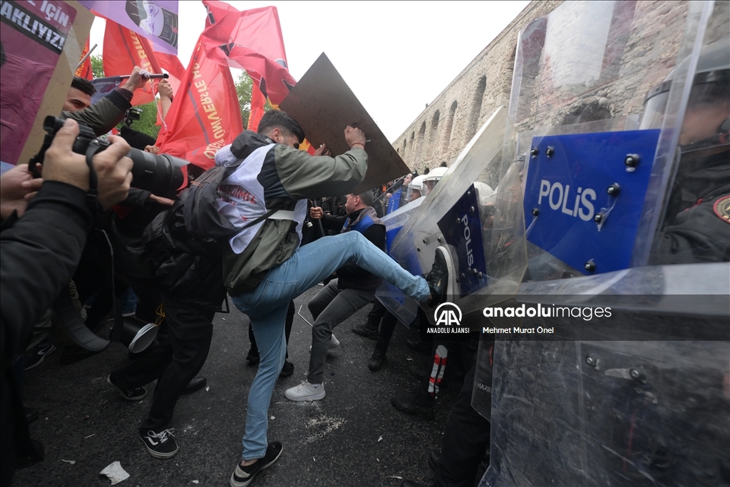 Göstericiler polise taş ve bayrak sopasıyla saldırdı