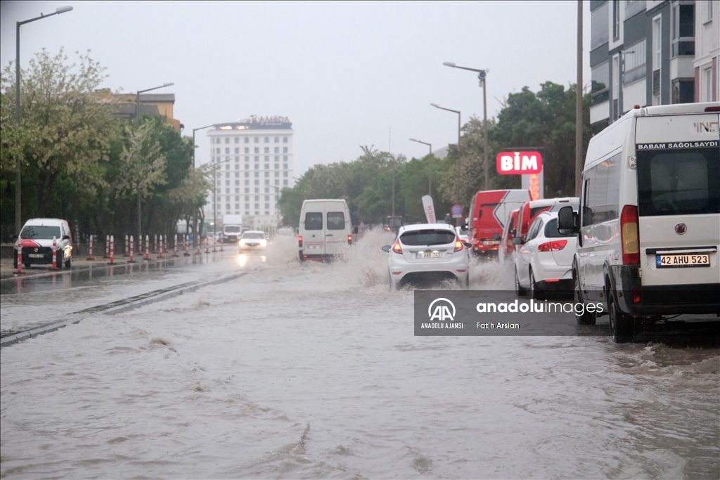 Konya'da sağanak hayatı olumsuz etkiledi