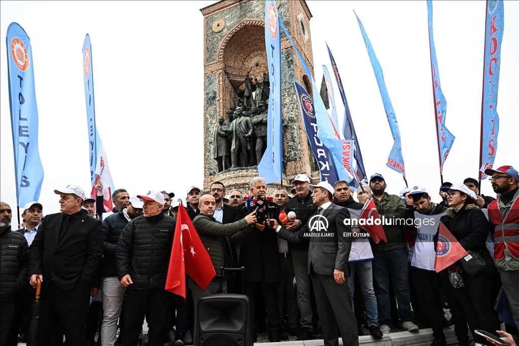 Memur-Sen ve TÜRK-İŞ tarafından Taksim Cumhuriyet Anıtı'na çelenk bırakıldı