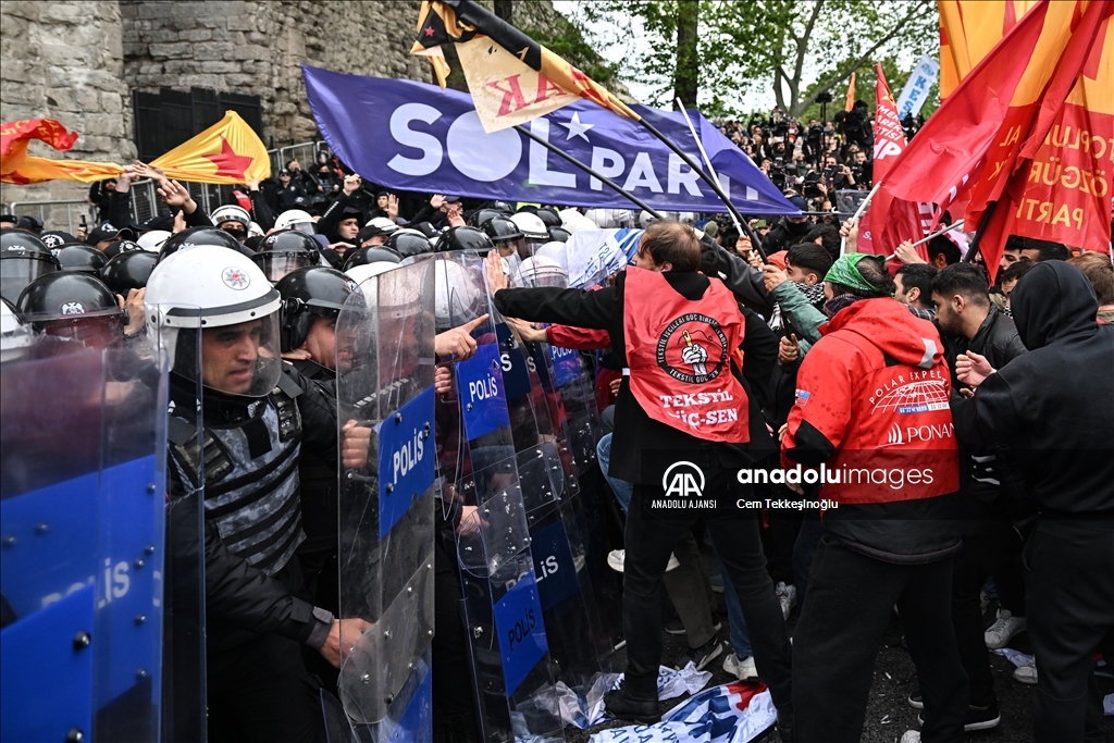 Göstericiler polise taş ve bayrak sopasıyla saldırdı