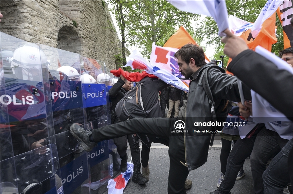 Göstericiler polise taş ve bayrak sopasıyla saldırdı