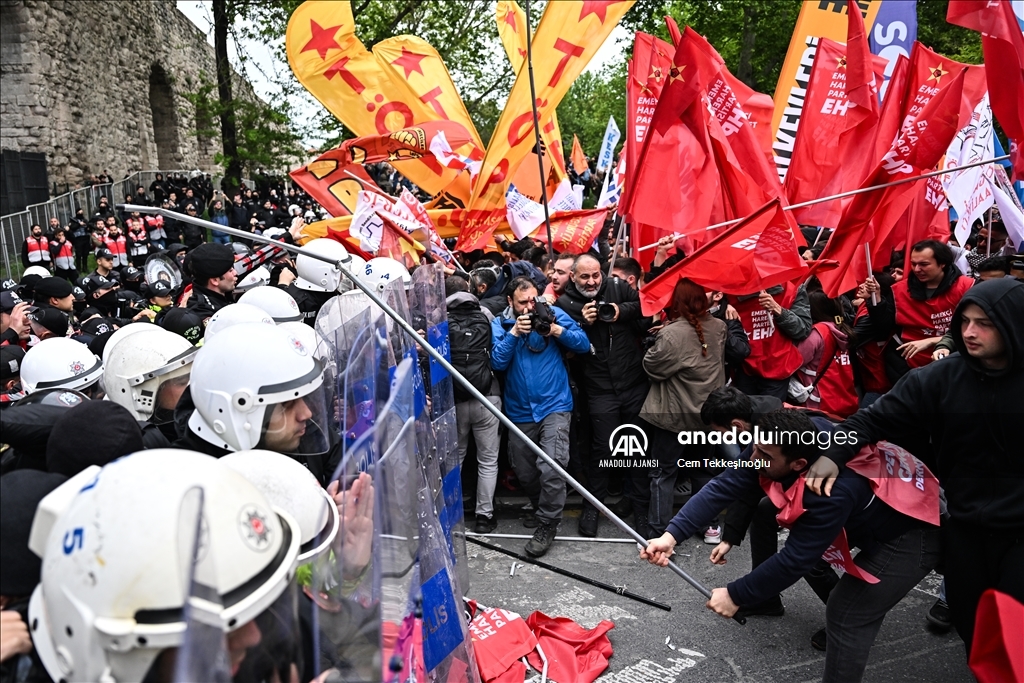 Göstericiler polise taş ve bayrak sopasıyla saldırdı
