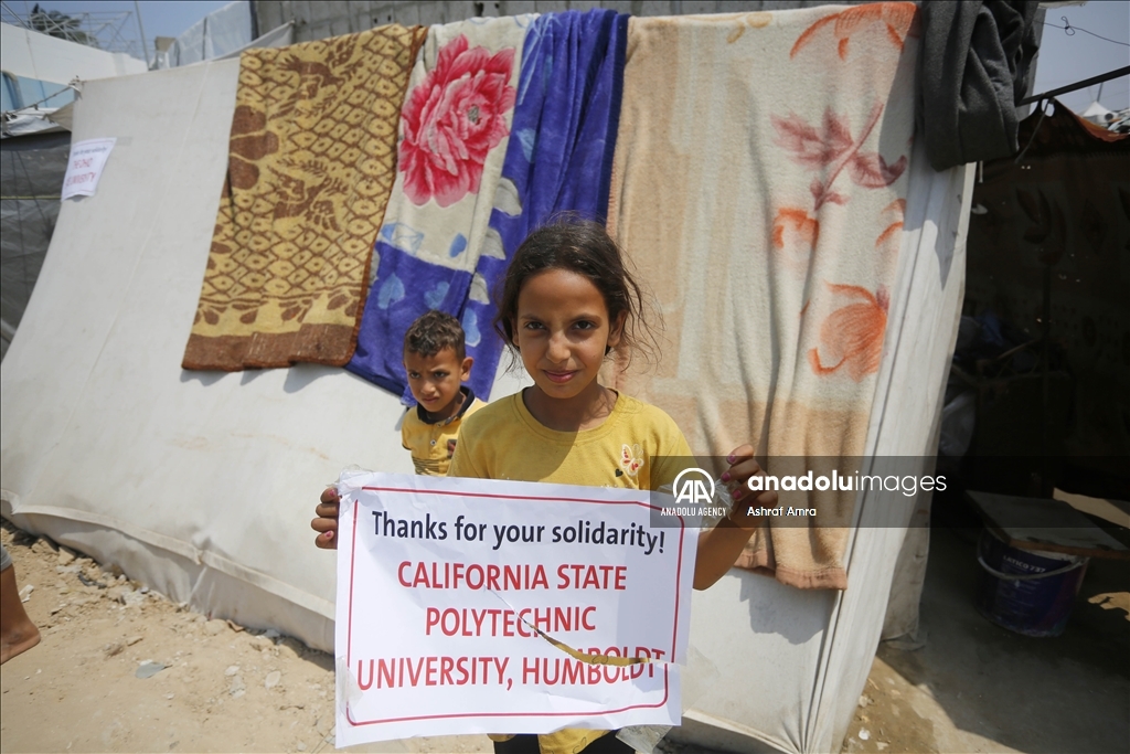 أطفال غزة يحملون لافتات شكر للجامعات الأمريكية على دعمهم  للفلسطينيين