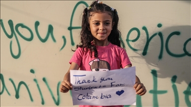 Gazzeli çocuklar Filistin'e destek gösterisi yapan ABD üniversitelerine teşekkür pankartları taşıdı