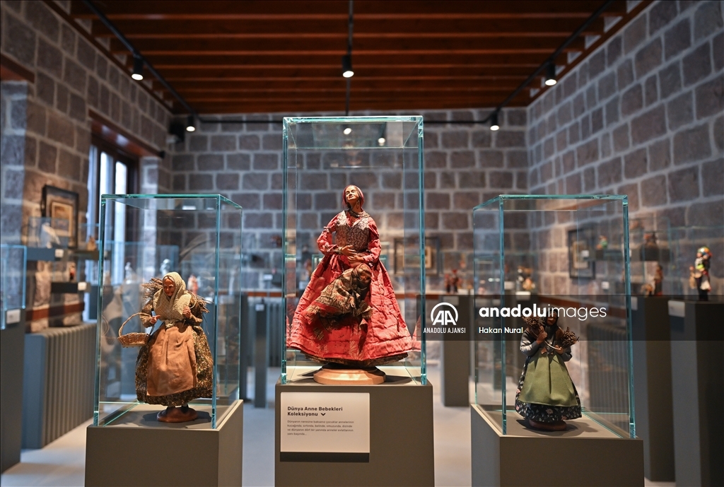 Anneliğin sanat eserleriyle ve tarihi eşyalarla yorumlandığı "Anne Müzesi" ziyaretçilerini ağırlıyor