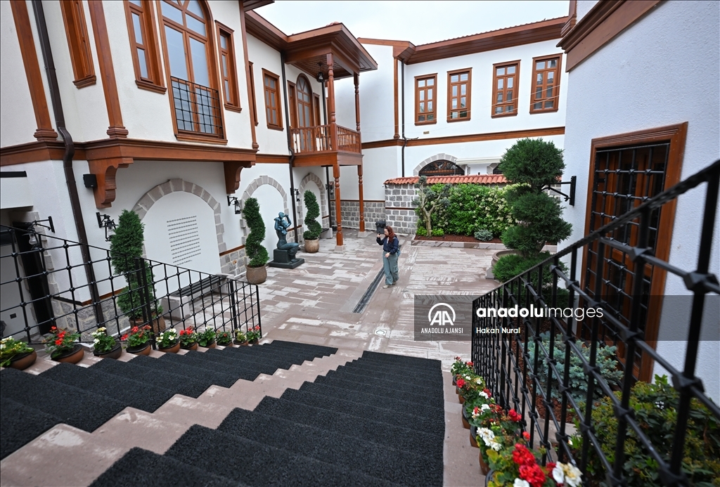 Anneliğin sanat eserleriyle ve tarihi eşyalarla yorumlandığı "Anne Müzesi" ziyaretçilerini ağırlıyor