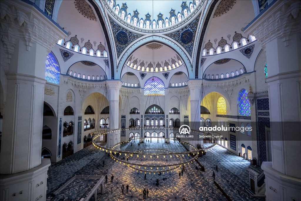 İstanbul'un sembollerinden Büyük Çamlıca Camisi Türkiye'nin en modern külliyesi niteliğinde