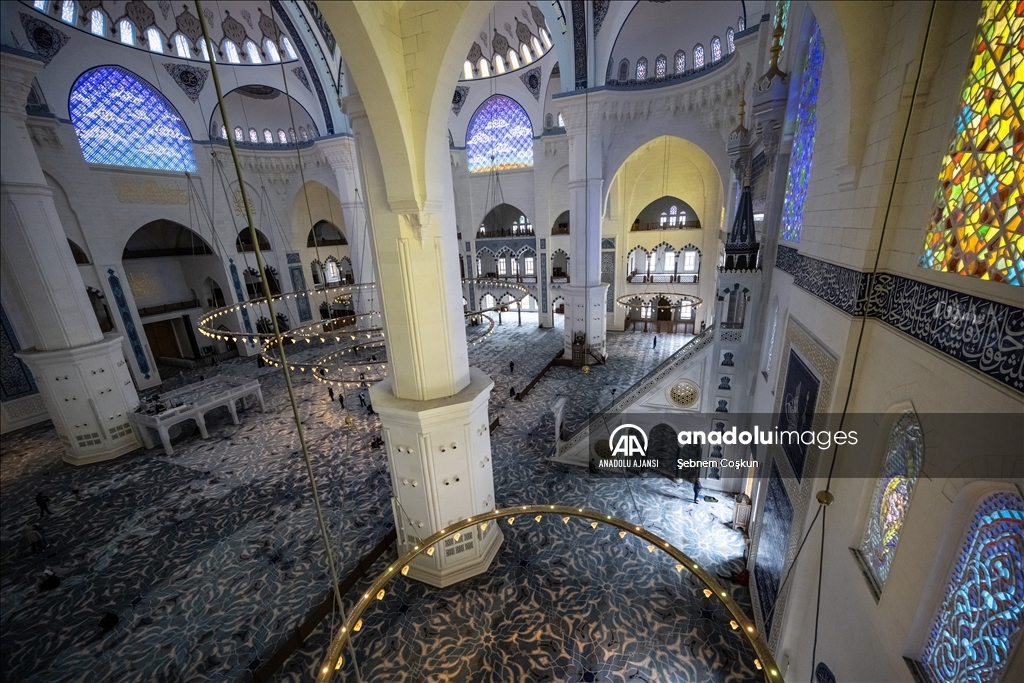 İstanbul'un sembollerinden Büyük Çamlıca Camisi Türkiye'nin en modern külliyesi niteliğinde