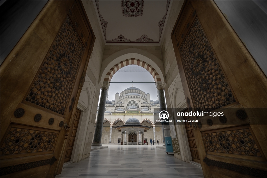 İstanbul'un sembollerinden Büyük Çamlıca Camisi Türkiye'nin en modern külliyesi niteliğinde