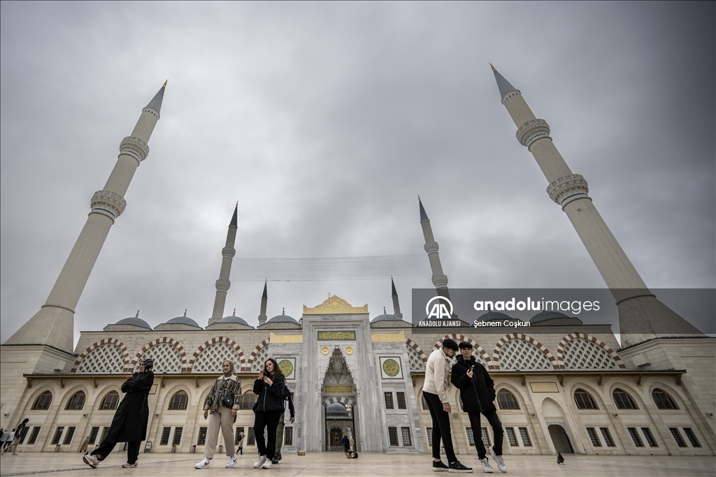 İstanbul'un sembollerinden Büyük Çamlıca Camisi Türkiye'nin en modern külliyesi niteliğinde