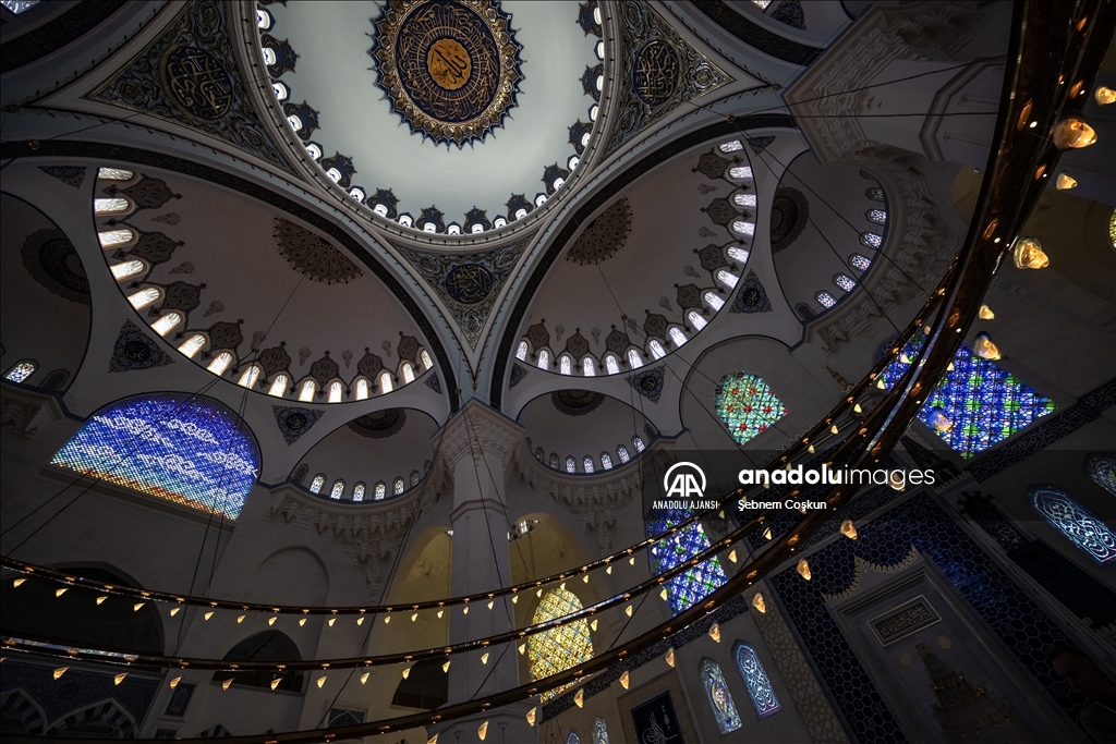 İstanbul'un sembollerinden Büyük Çamlıca Camisi Türkiye'nin en modern külliyesi niteliğinde