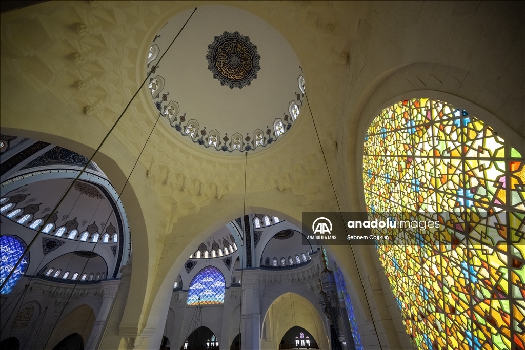 İstanbul'un sembollerinden Büyük Çamlıca Camisi Türkiye'nin en modern külliyesi niteliğinde