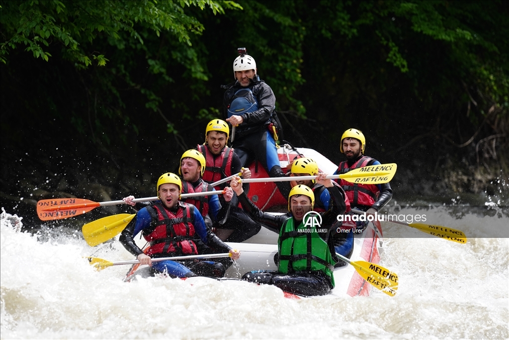 Adrenalin tutkunları Melen Çayı'nda rafting yaptı