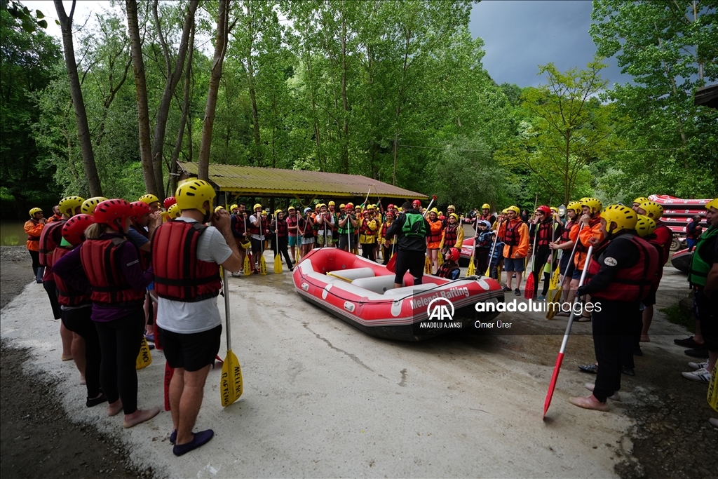 Adrenalin tutkunları Melen Çayı'nda rafting yaptı