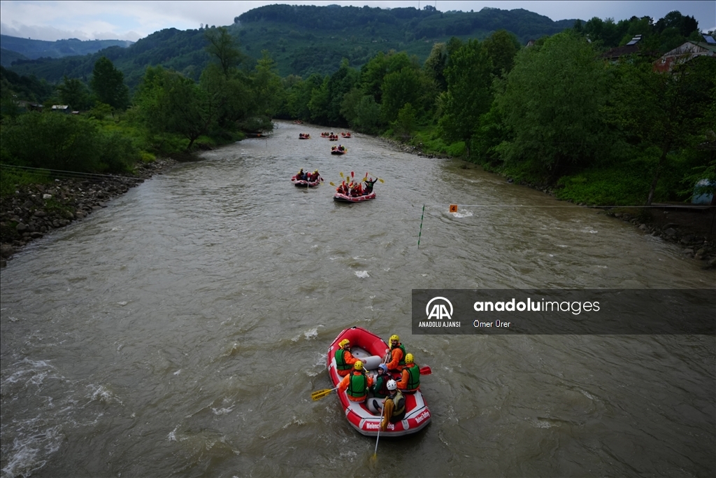 Adrenalin tutkunları Melen Çayı'nda rafting yaptı