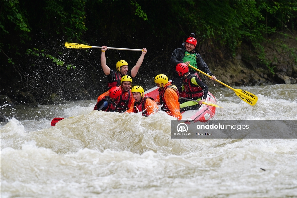 Adrenalin tutkunları Melen Çayı'nda rafting yaptı