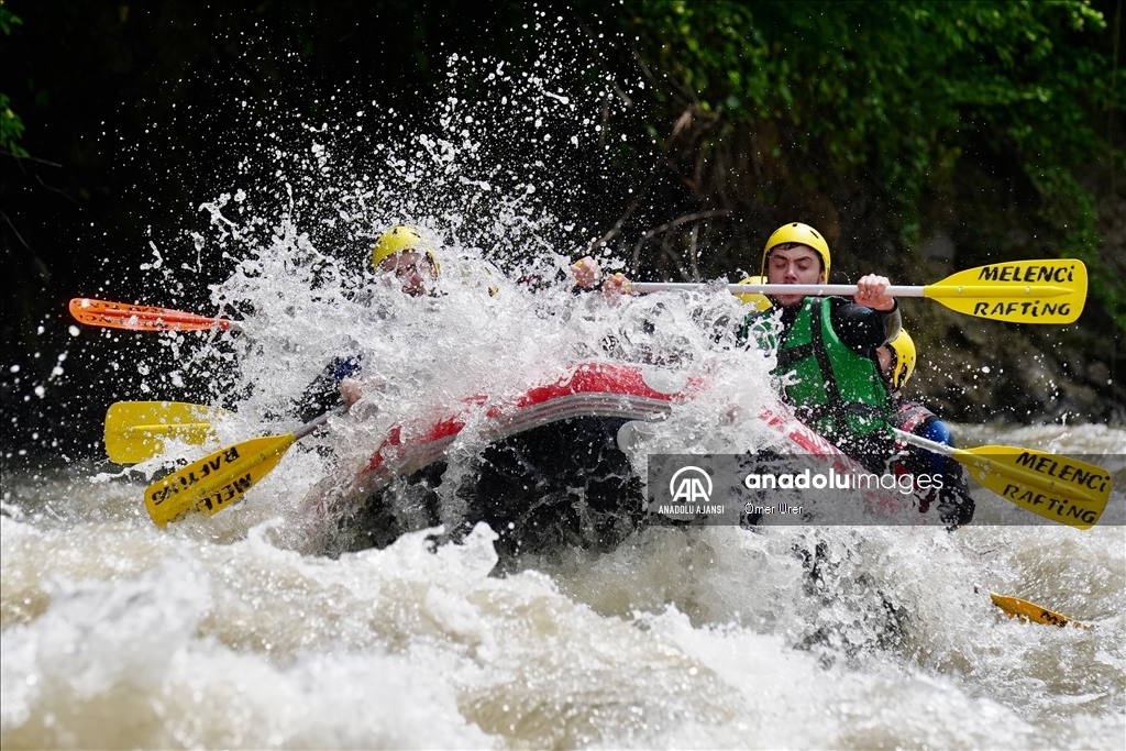 Adrenalin tutkunları Melen Çayı'nda rafting yaptı