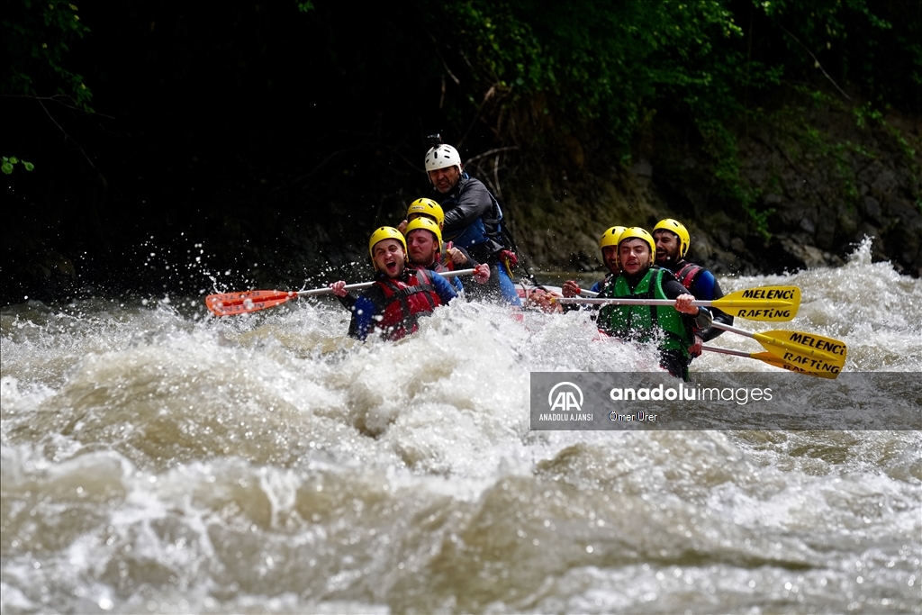 Adrenalin tutkunları Melen Çayı'nda rafting yaptı