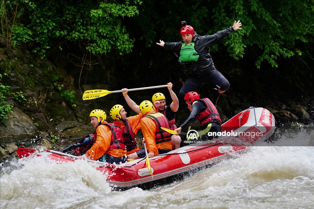 Adrenalin tutkunları Melen Çayı'nda rafting yaptı