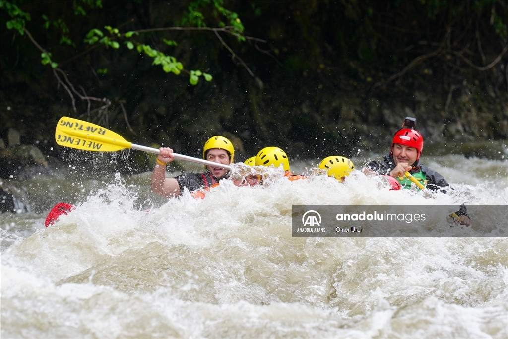 Adrenalin tutkunları Melen Çayı'nda rafting yaptı