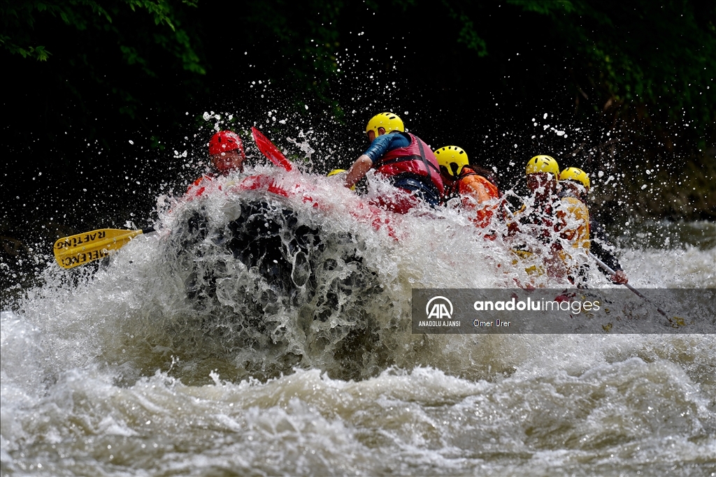 Adrenalin tutkunları Melen Çayı'nda rafting yaptı