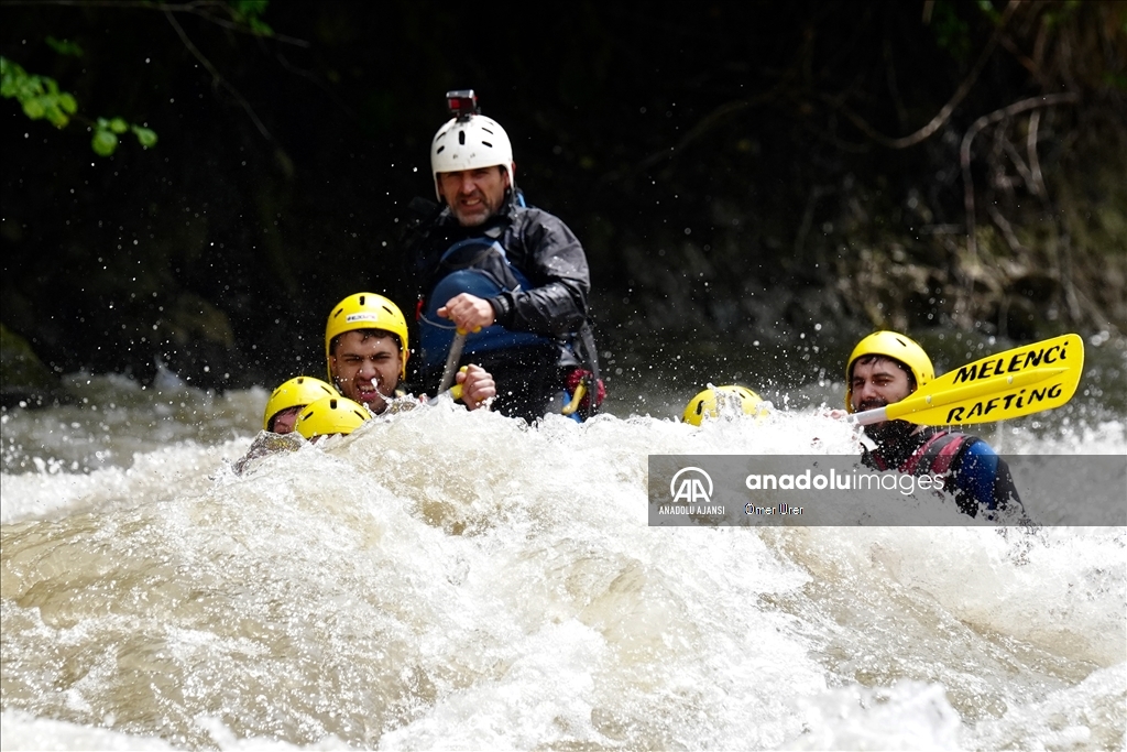 Adrenalin tutkunları Melen Çayı'nda rafting yaptı