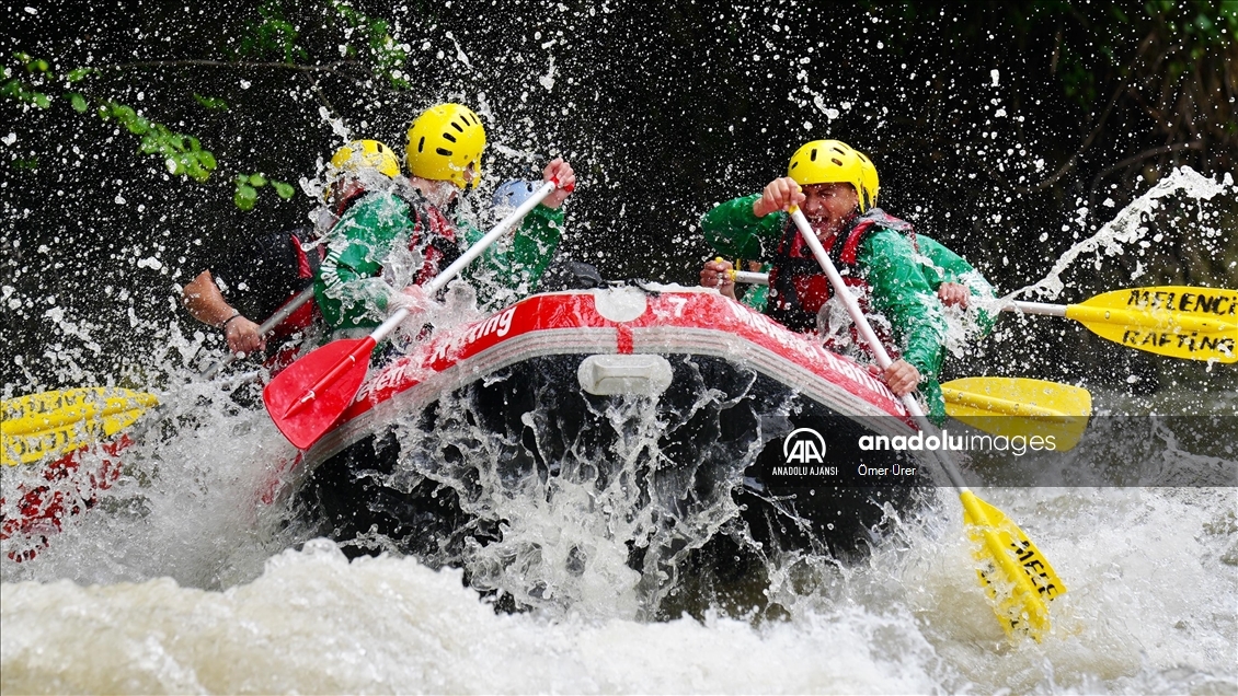 Adrenalin tutkunları Melen Çayı'nda rafting yaptı