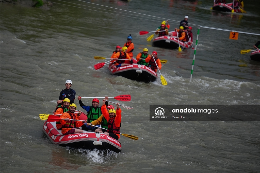 Adrenalin tutkunları Melen Çayı'nda rafting yaptı
