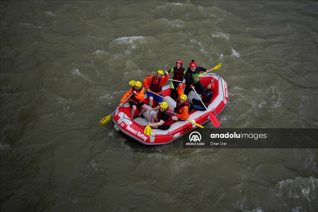 Adrenalin tutkunları Melen Çayı'nda rafting yaptı
