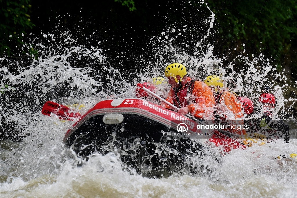 Adrenalin tutkunları Melen Çayı'nda rafting yaptı