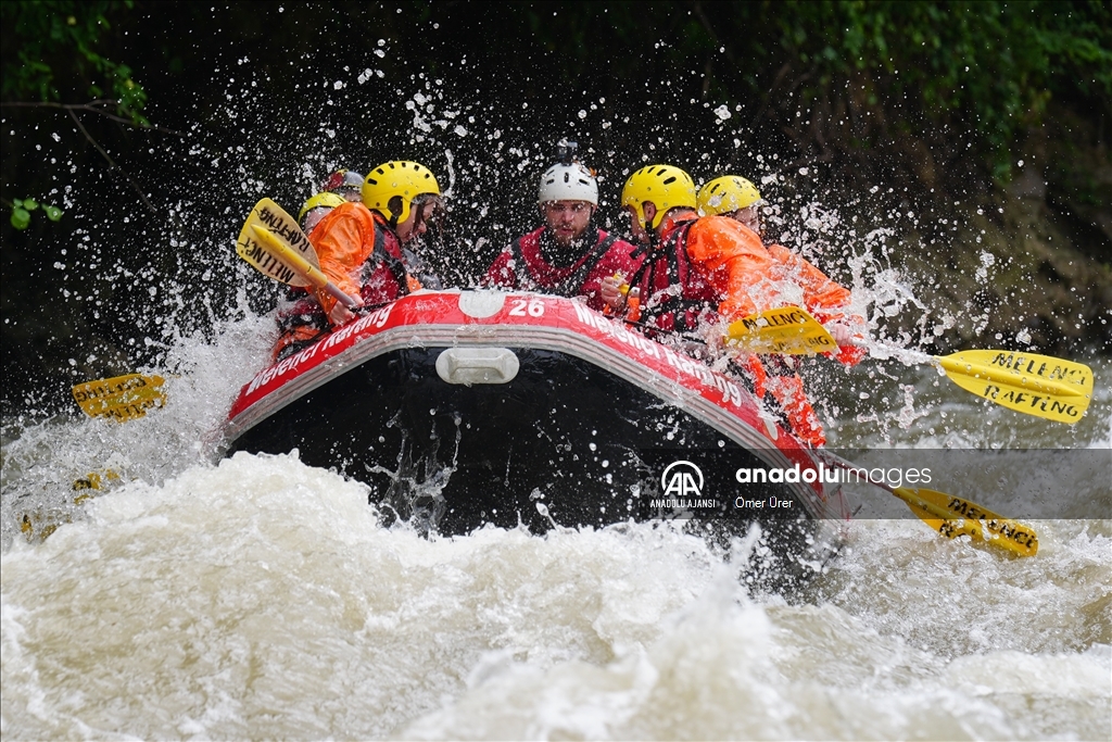 Adrenalin tutkunları Melen Çayı'nda rafting yaptı
