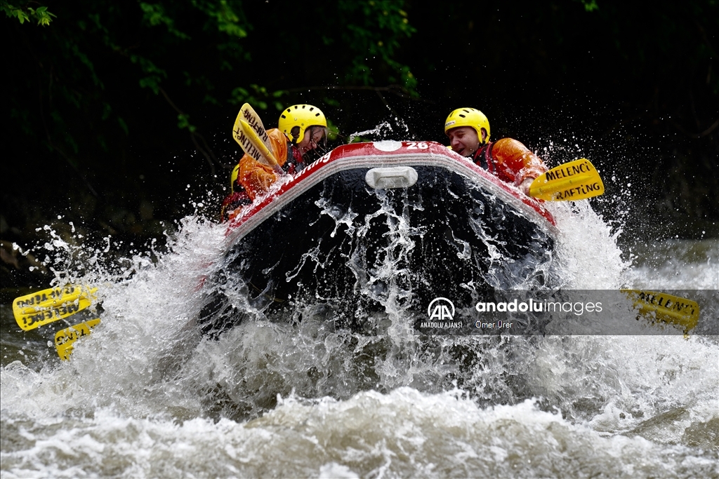 Adrenalin tutkunları Melen Çayı'nda rafting yaptı