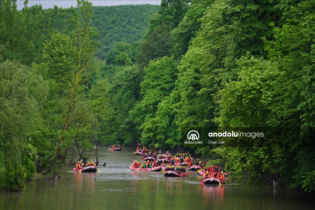 Adrenalin tutkunları Melen Çayı'nda rafting yaptı