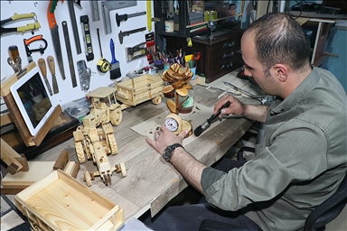 تركي يحيي "ذكريات" زبائنه بأعمال فنية خشبية