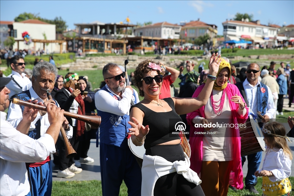 Kakava-Hıdrellez Şenlikleri'ne katılan binlerce turist eğlenceleriyle renkli görüntüler oluşturuyor