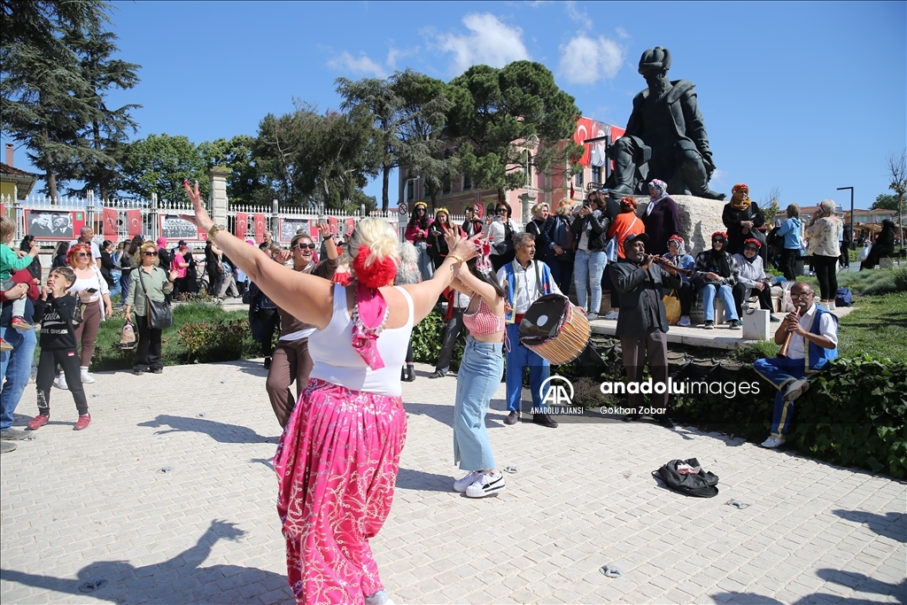 Kakava-Hıdrellez Şenlikleri'ne katılan binlerce turist eğlenceleriyle renkli görüntüler oluşturuyor