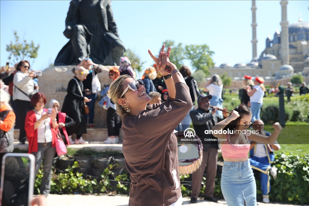 Kakava-Hıdrellez Şenlikleri'ne katılan binlerce turist eğlenceleriyle renkli görüntüler oluşturuyor