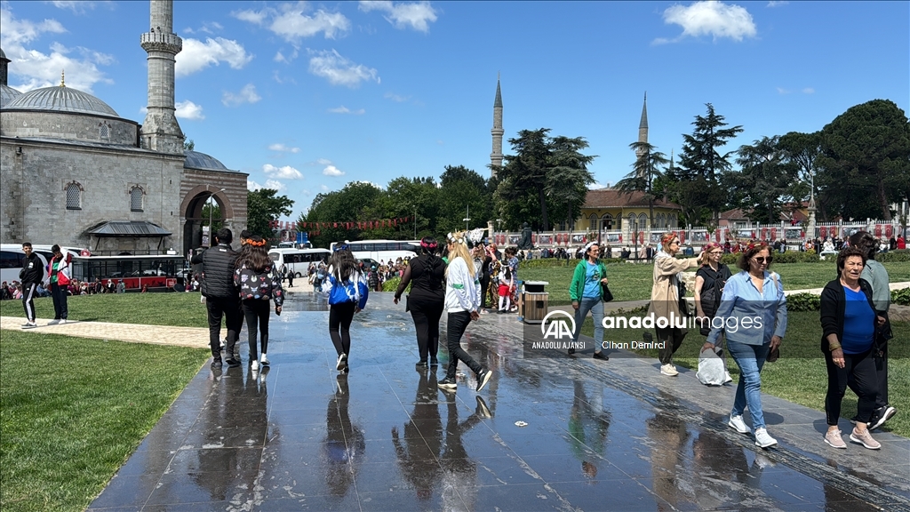 Kakava-Hıdrellez Şenlikleri'ne katılan binlerce turist eğlenceleriyle renkli görüntüler oluşturuyor