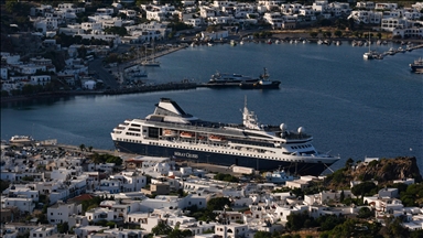 Depremzedelere barınak olan yüzen otel, Ege adalarına turist taşıyor