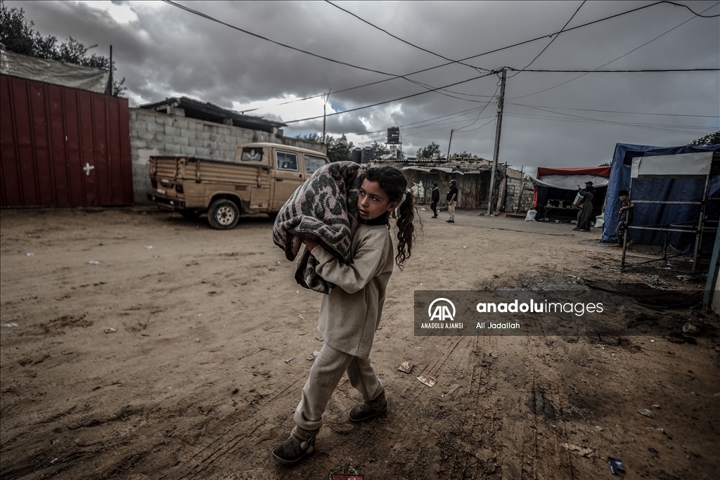 İsrail ordusunun açıklamasının ardından Refah'ın doğusundaki Filistinliler göç etmeye başladı