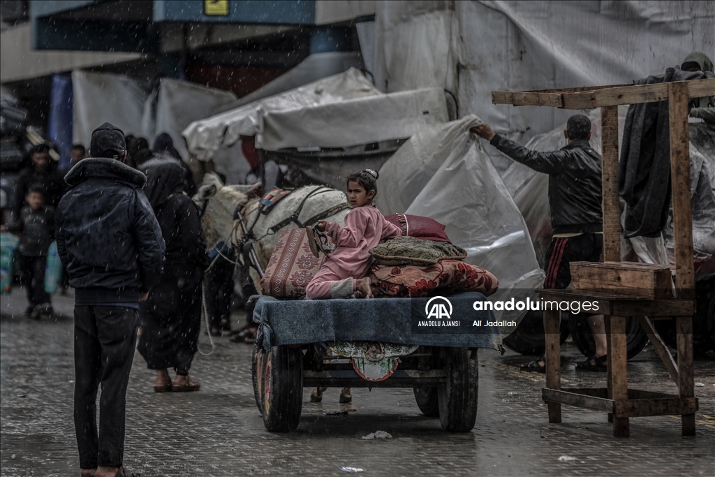İsrail ordusunun açıklamasının ardından Refah'ın doğusundaki Filistinliler göç etmeye başladı
