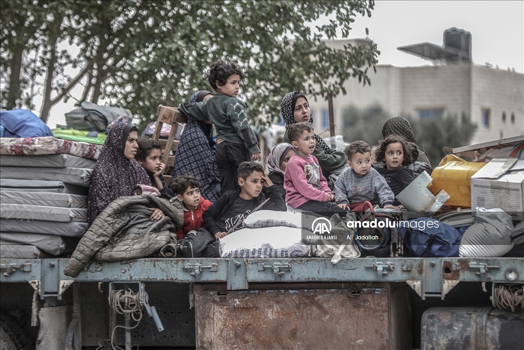 İsrail ordusunun açıklamasının ardından Refah'ın doğusundaki Filistinliler göç etmeye başladı