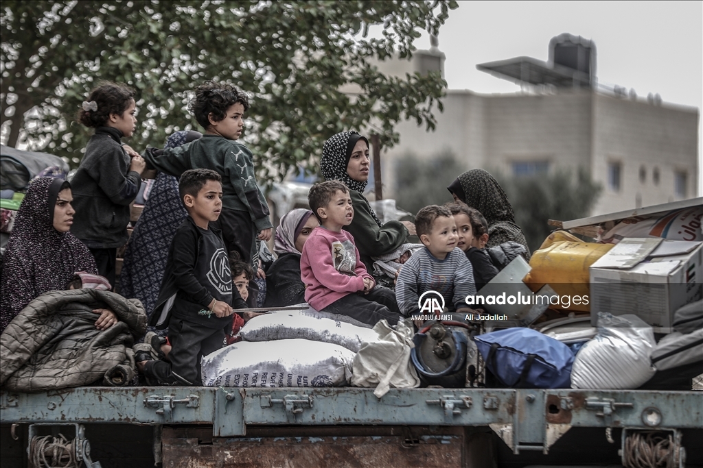 İsrail ordusunun açıklamasının ardından Refah'ın doğusundaki Filistinliler göç etmeye başladı