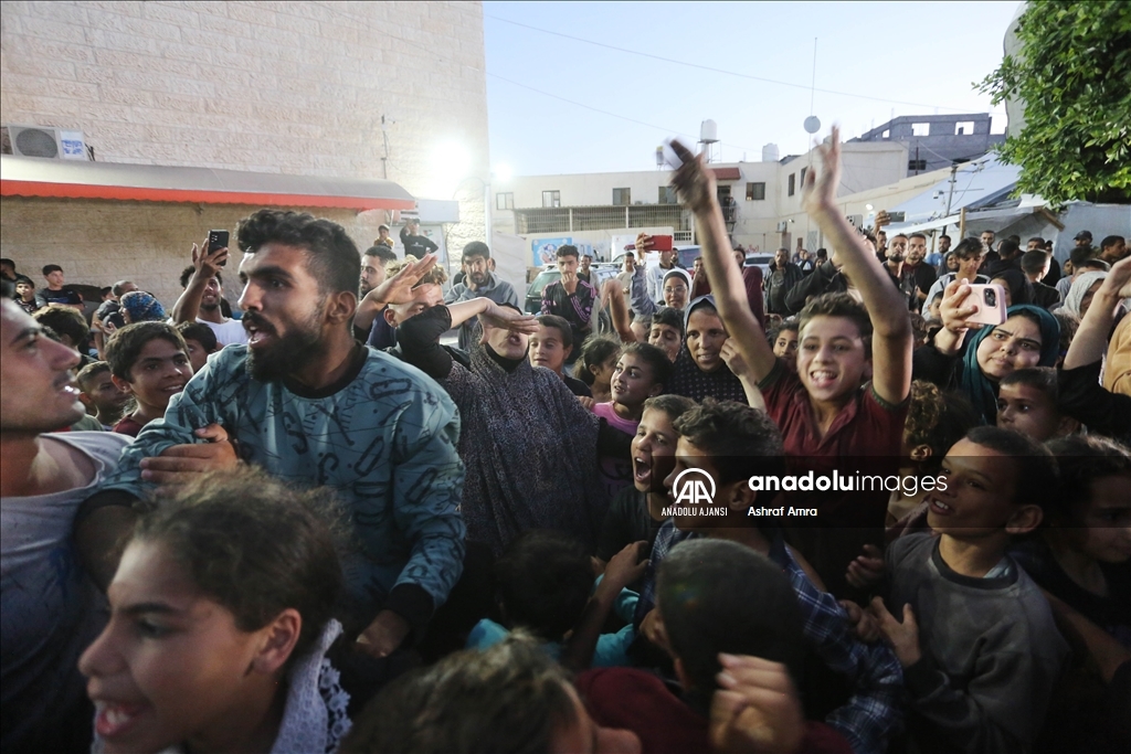 Gazzeliler ateşkes haberlerinin ardından sevinç gösterileri yaptı