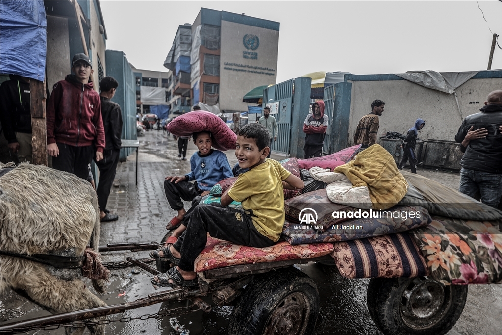 İsrail ordusunun açıklamasının ardından Refah'ın doğusundaki Filistinliler göç etmeye başladı